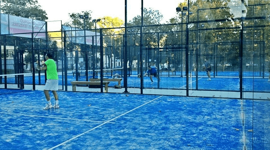 Jugadores en partido de pádel al aire libre